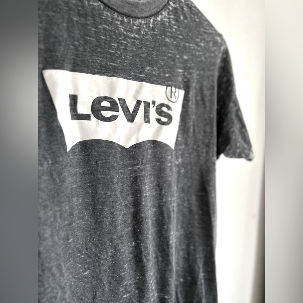 Gray Distressed Vintage Graphic Levi’s T- Shirt